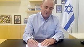 יובל שטייניץ חותם על האישור לצוא גז למצרים