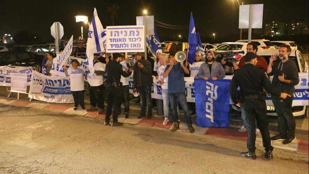 מפגינים משני מחנות הליכוד מחוץ לכנס של גדעון סער 