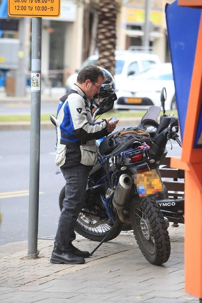 בטוח שהוא שומע איזו להקת רוק מהעבר באוזניות שלו (צילום: מוטי לבטון) בטוח שהוא שומע איזו להקת רוק מהעבר באוזניות שלו