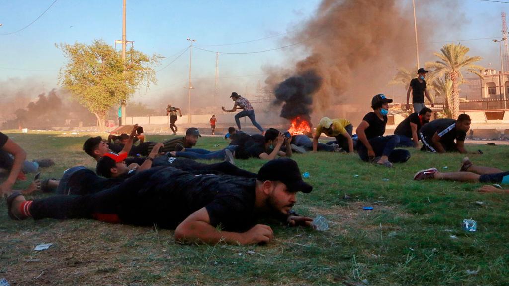 Anti-government protesters in Iraq (Photo: AP) תמונות השנה AP מפגינים נגד השלטון בבגדד עיראק