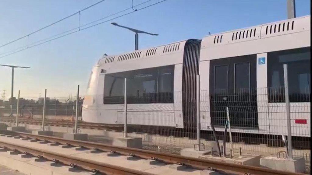 נסיעת מבחן של הרכבת הקלה. איחור של יותר משנה וחריגה של מאות מיליוני שקלים (צילום: נת"ע ) נסיעת מבחן של הרכבת הקלה בפתח תקווה