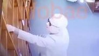התיעוד שהביא להתפטרות. ואלרו בחנות הספרים