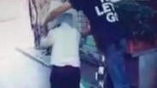 צעיר ערבי מתנכל לעוברי אורח בשוק מחנה יהודה 