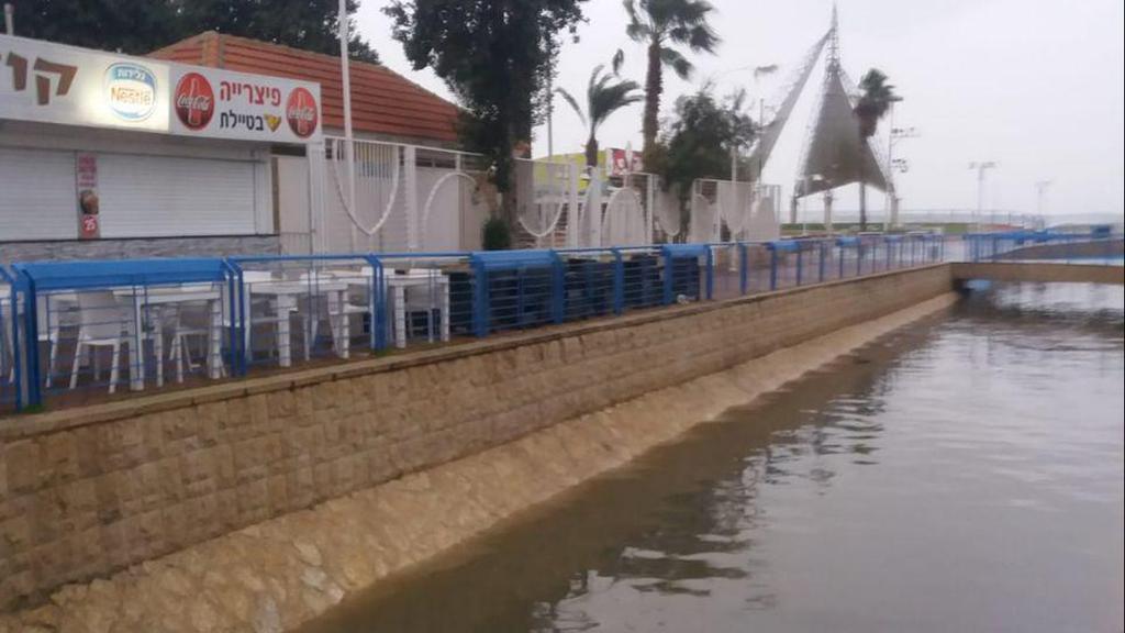 Gushing stream in the center of Nahariya (Photo: Ziva Hass) מזג אוויר אובך גשם חורף נחל הגעתון נהריה