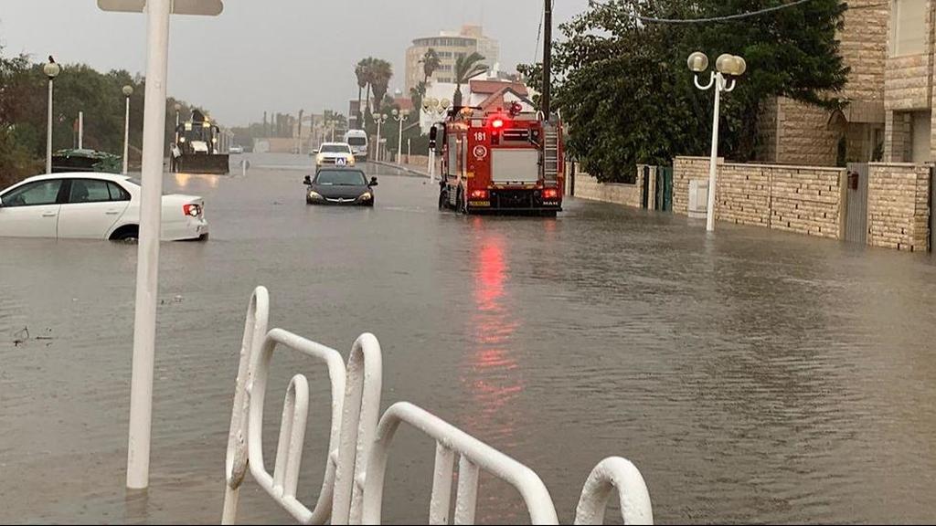 Flooding in Nahariya (Photo: Fire Department) הצפות בנהריה