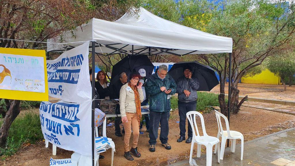 Pro-Netanyahu Likud activists during the party leadership primary in Bat Yam (Photo: Assaf Kamer) הפריימריז לליכוד בבת ים