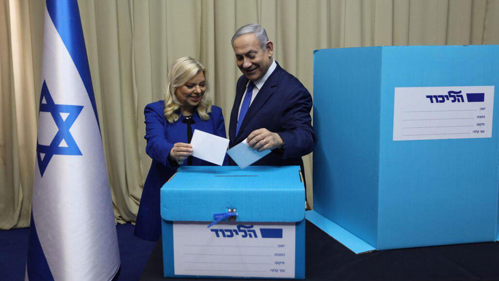 רה"מ נתניהו ורעייתו מצביעים בבחירות המקדימות בליכוד בשנה שעברה בנימין ושרה נתניהו בקלפי להצבעות הפריימריז בירושלים