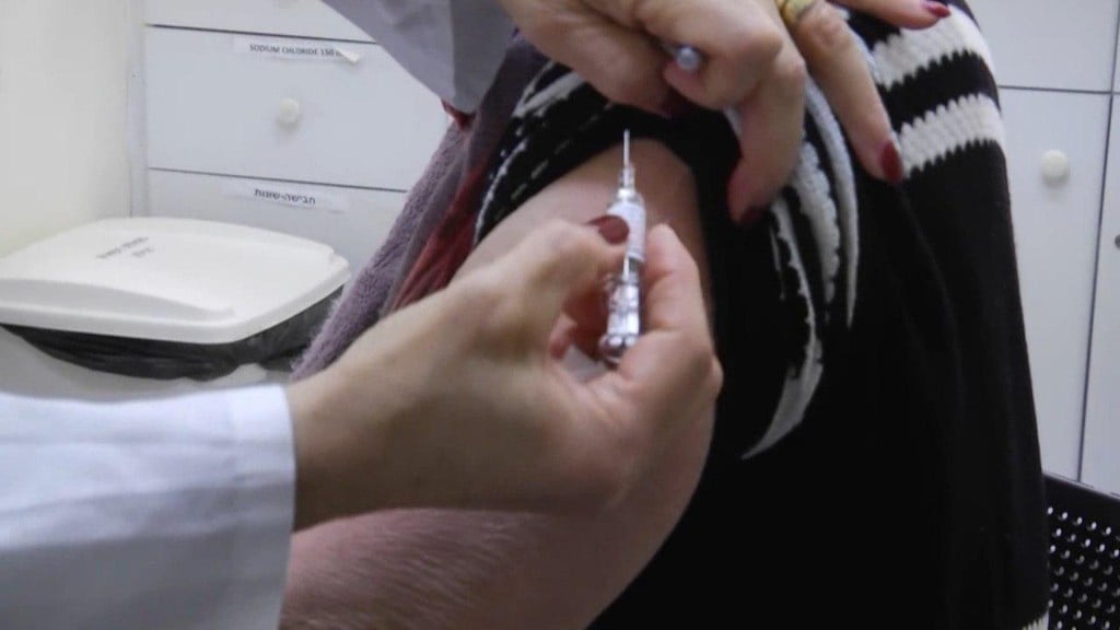 Administering the flu vaccine in Israel (Photo: Gil Yohanan) חיסוני השפעת
