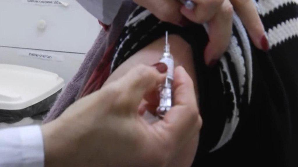 Getting vaccinated (Photo: Gil Yohanan) חיסוני השפעת