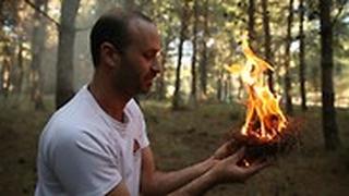 הצתה של אש בסדנת הישרדות ביער