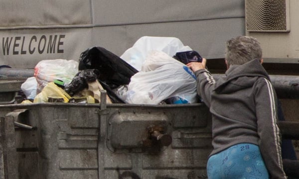 An elderly person rummaging through trash (Photo: Yedioth Ahronoth) ידיעות