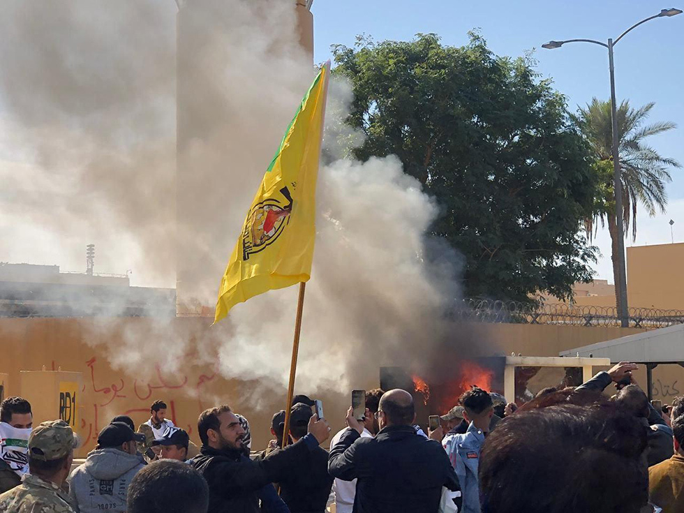 אנשי המיליציות מסתערים על השגרירות האמריקנית בבגדד, דצמבר 2019. הדובר שלהן: "קללה על ראש הממשלה ותומכיו" עיראק אנשי ו תומכי מיליציות פרו איראניות דיווח הסתערות שגרירות ארה"ב בגדד