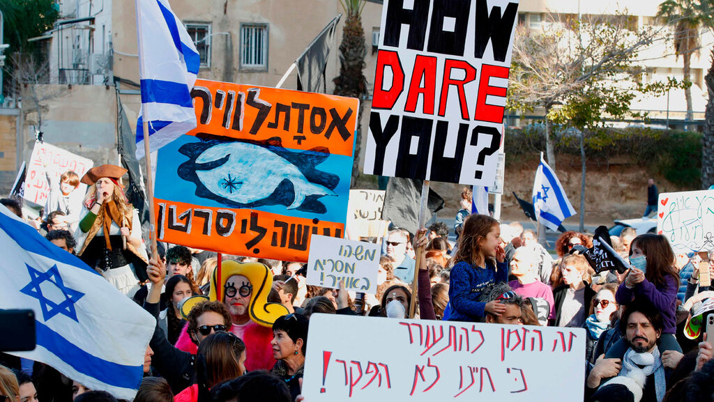 Israeli environmentalists protest in Tel Aviv against the 2019 launch of the Leviathan gas rig (Photo: AFP) הפגנה נגד נישוב אסדת הלוויתן