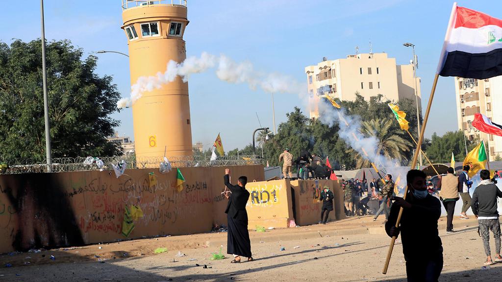 Rioters outside the American embassy in Baghdad (Photo: Reuters) עיראק בגדד מהומות מחוץ ל שגרירות ארה"ב