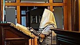  4. אלכסנדר וטשטין מתפלל בבית הכנס 