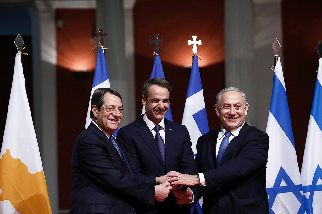 L-R: Cypriot President Nicos Anastasiades, Greek Prime Minister Kyriakos Mitsotakis and Prime Minister Benjamin Netanyahu at the signing ceremony for the EastMed pipeline deal earlier this year (Photo: EPA) בנימין נתניהו עם ראש ממשלת יוון ונשיא קפריסין חתימה הסכם צינור גז ב אתונה