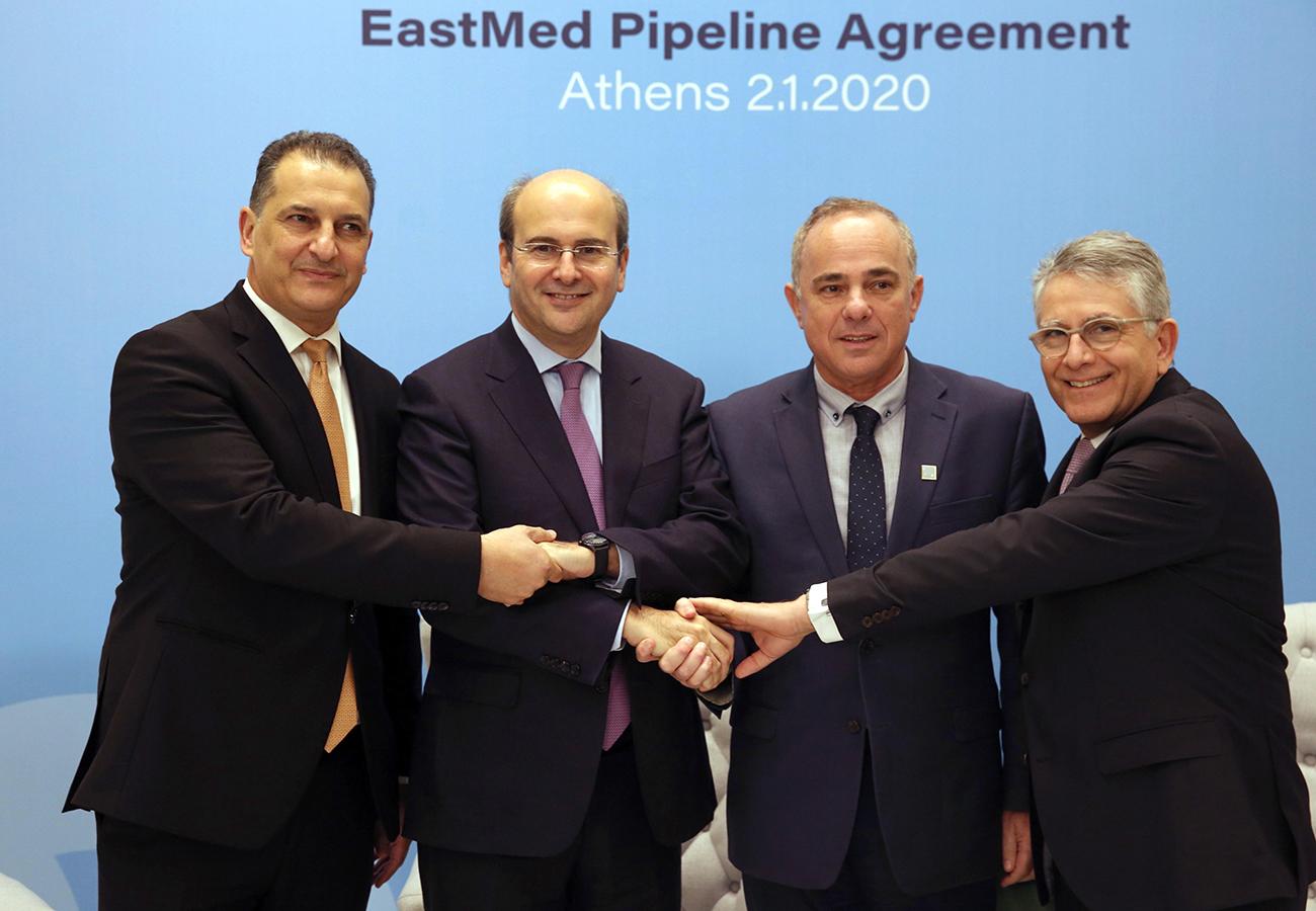 Energy Minister Steinitz alongside Greek and Cypriot counterparts after inking EastMed pipeline agreement (Photo: EPA) יובל שטייניץ עם שרי אנרגיה מ יוון ו קפריסין חתימה הסכם צינור גז ב אתונה