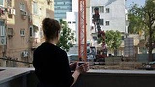 הריסה ובנייה מטרים מהמרפסת
