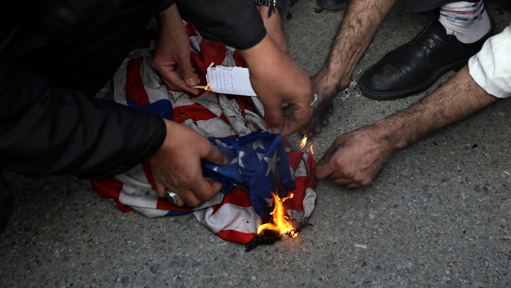 U.S. flag being set on fire in Iran (Photo: AFP) איראן טהרן שורפים את דגל ארה"ב אחרי חיסול קאסם סולימאני