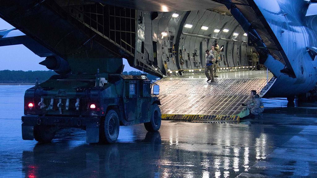 U.S. troops make their way to the region (Photo: AFP, U.S. Army) העמסת ציוד צבאי בצפון קרולינה