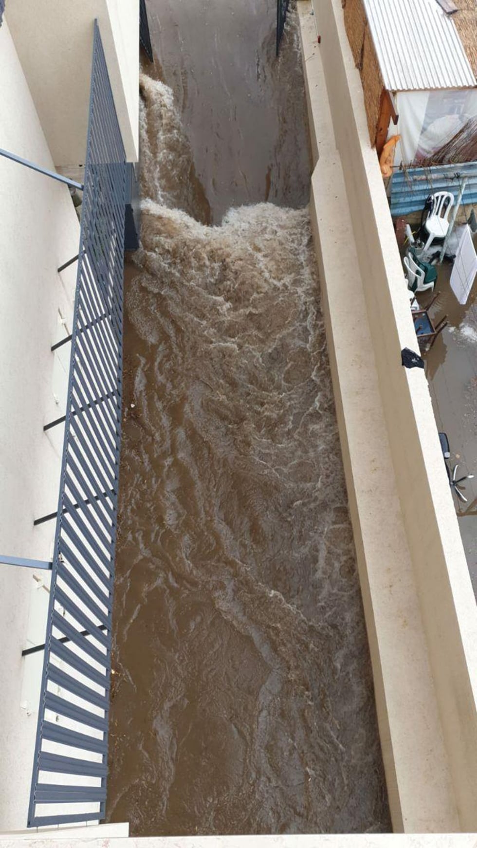 Floodwater gushing into the building's lower levels (Photo: Edison Anler) הצפות