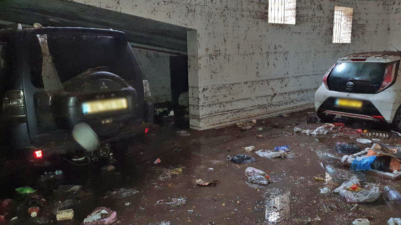 Trash, mud and debris at Tel Aviv underground parking lot after floodwater cleared (Photo: Itay Blumenthal) החניון לאחר ירידת מפלס המים
