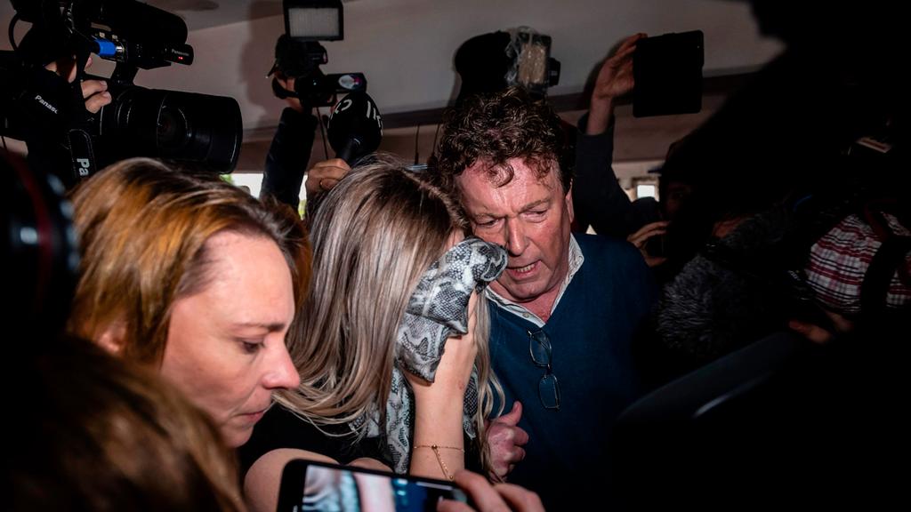 The British teenager on her way to court in Cyprus (Photo: AFP) הפגנה מחוץ לבית המשפט ב קפריסין צעירה תיירת בריטית פרשת מין אונס
