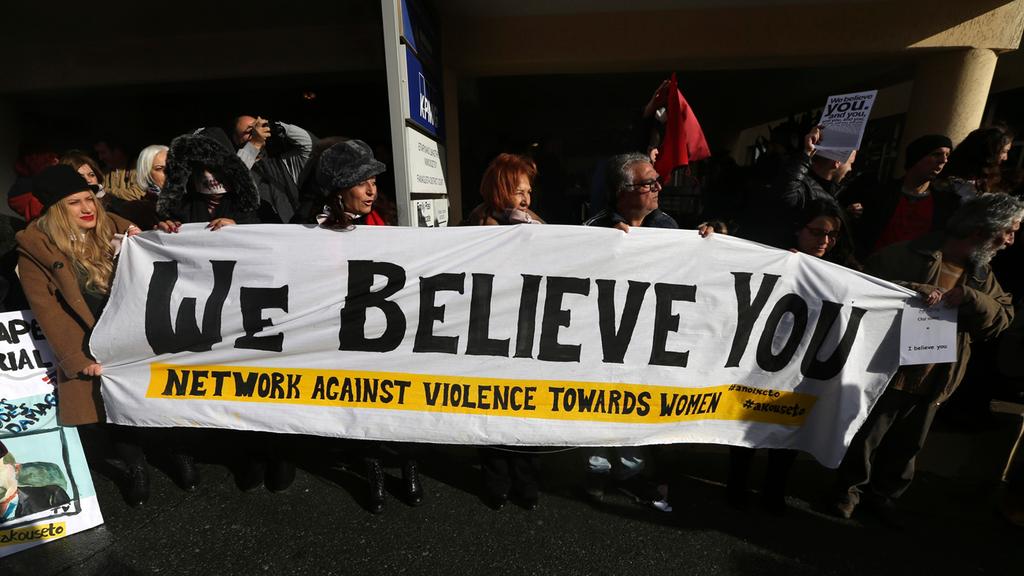 Protesters outside the court in support of the British teenager (Photo: AP) הפגנה מחוץ לבית המשפט ב קפריסין צעירה תיירת בריטית פרשת מין אונס