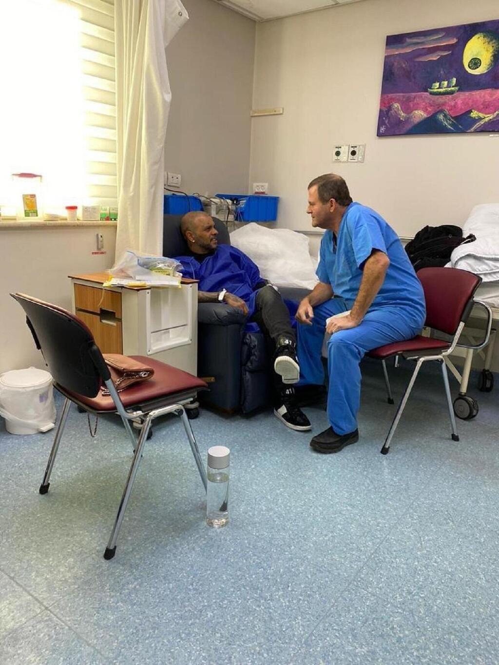 מתלוצץ על רופאו. גולן וד"ר שמואל לוינגר מתלוצץ על רופאו. גולן וד"ר שמואל לוינגר