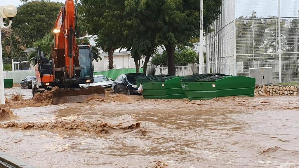 The streets of Nahariya swept by floodwater (Photo: Gil Nehushtan) הרכב שנסחף בנהריה