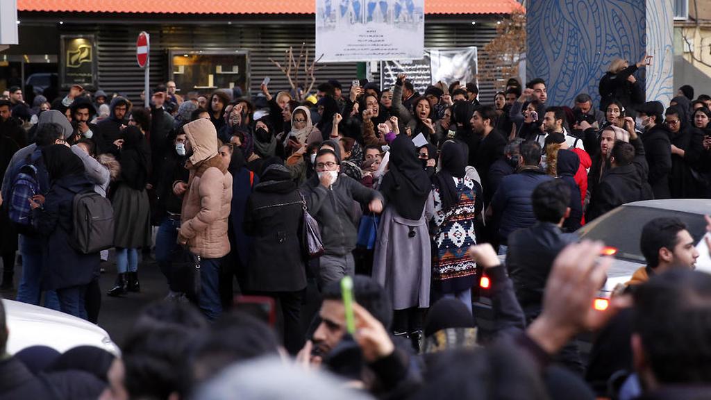 Protesters in Tehran (Photo: EPA) הפגנה הפגנות איראן נגד הפלת מטוס אוקריאני אוקרינה משמרות המהפכה