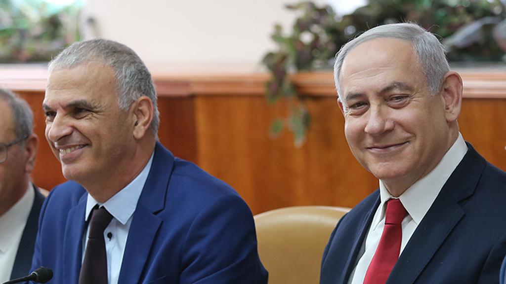 Finance Minister Moshe Kahlon, left, and Prime Minister Benjamin Netanyahu at a weekly cabinet meeting in Jerusalem (Photo: Alex Kolomoisky) ישיבת ממשלה