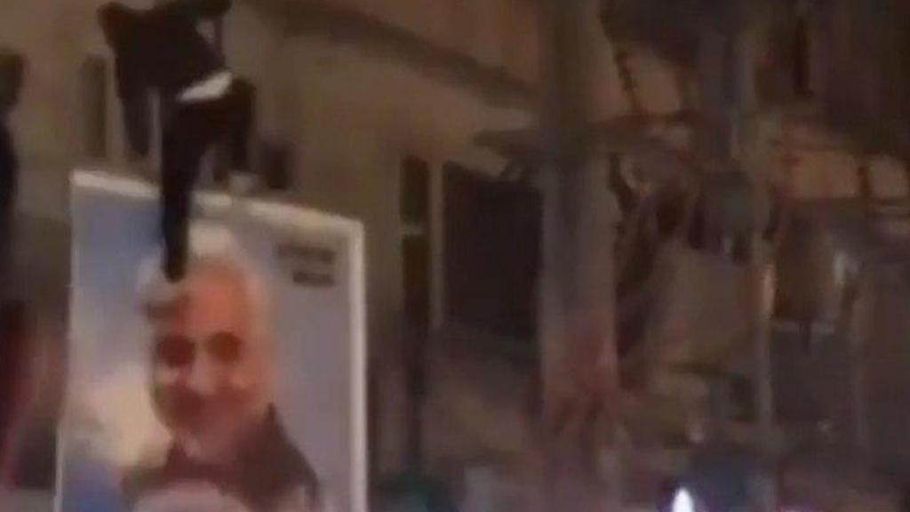 הפגנות ב איראן מפגינים מכים את תמונת קאסם סולימאני