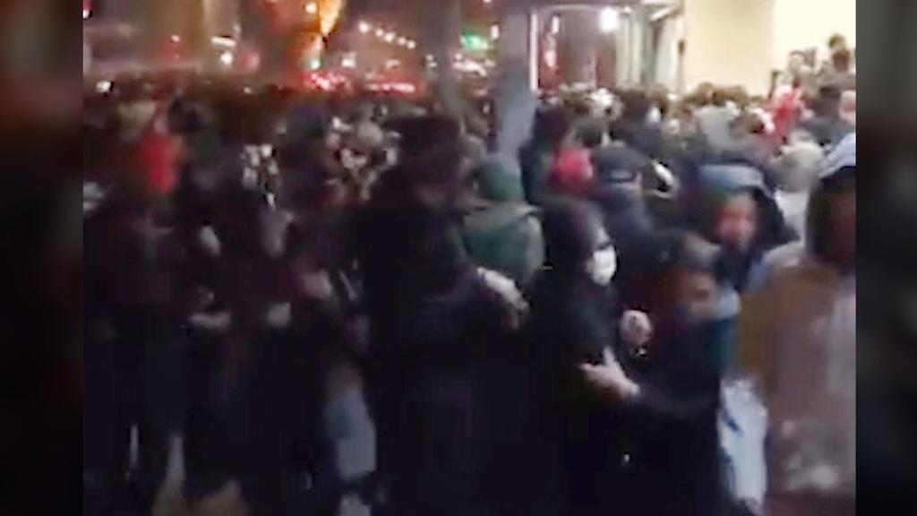  ירי גז מדמיע על מפגינים ב כיכר אזאדי  טהרן איראן