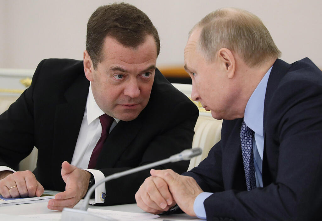 Putin and Dmitry Medvedev (Photo: EPA) נשיא רוסיה ולדימיר פוטין עם ראש הממשלה דמיטרי מדבדב ב מוסקבה