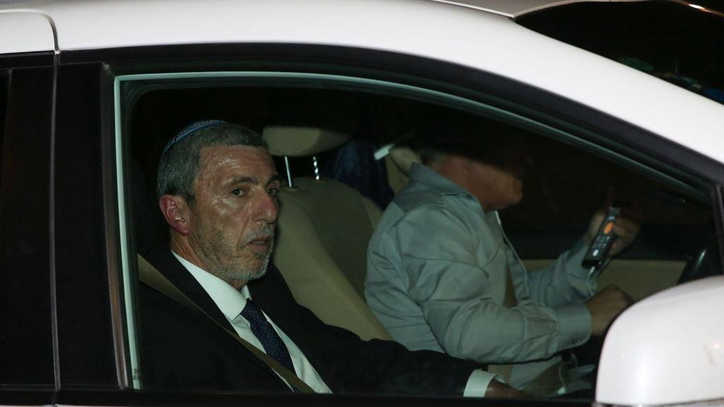 Jewish Home leader Rafi Peretz arrives at the prime minister's office (Photo: Alex Kolomoisky) רפי פרץ לקראת הפגישה עם בנימין נתניהו
