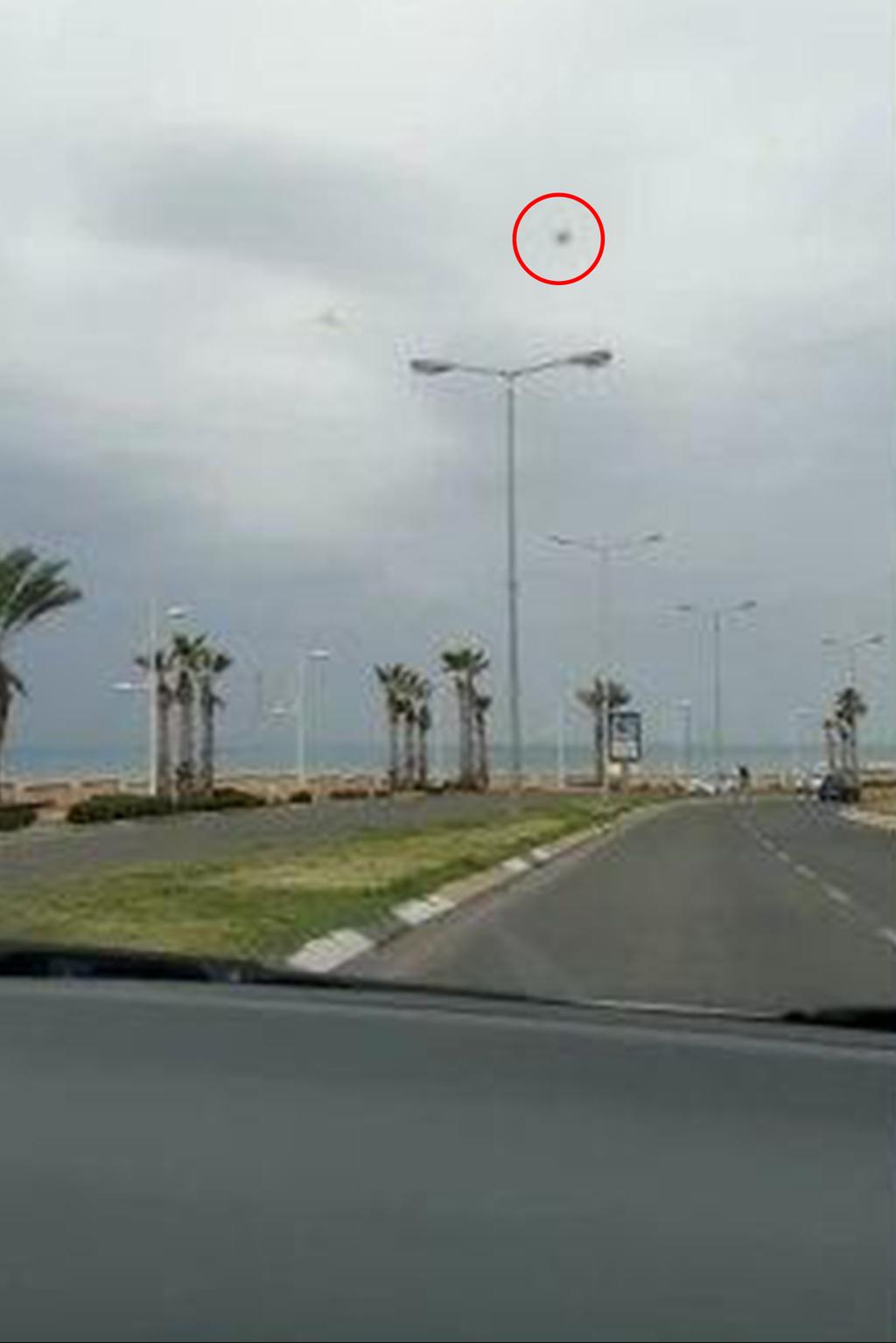 Suspicious balloons flying over Ashdod (Photo: Itamar Ben Shimol) בלון חבלה עף מעל חלק מרכזי בעיר אשדוד