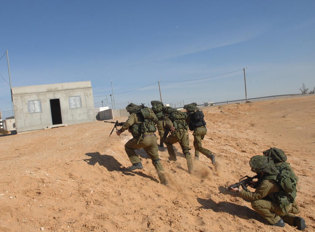 חיילים מתאמנים בסיס צאלים. ארכיון (צילום: חיים הורנשטיין) חיילים מתאמנים בסיס צאלים לחימה בשטח בנוי