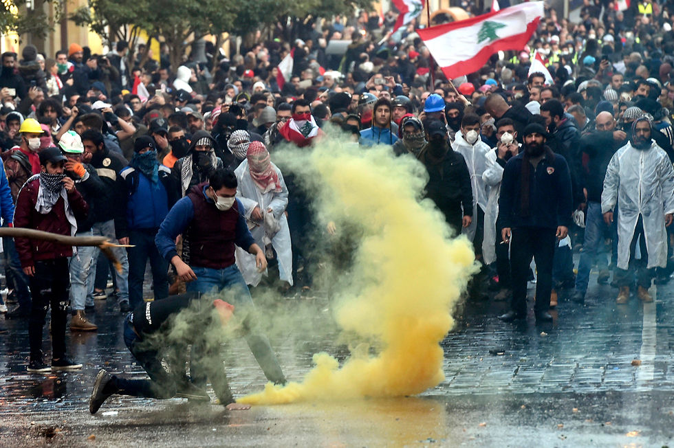 Protesters in Beirut (Photo: EPA) כיתוב: הפגנה מפגינים עימותים ביירות לבנון