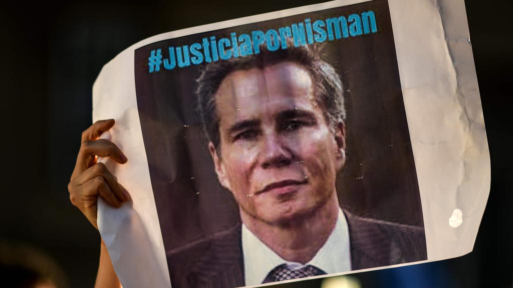 People hold signs to protest during the commemoration of the fifth anniversary of the death of special prosecutor Alberto Nisman (Photo: AFP) Alberto Nisman