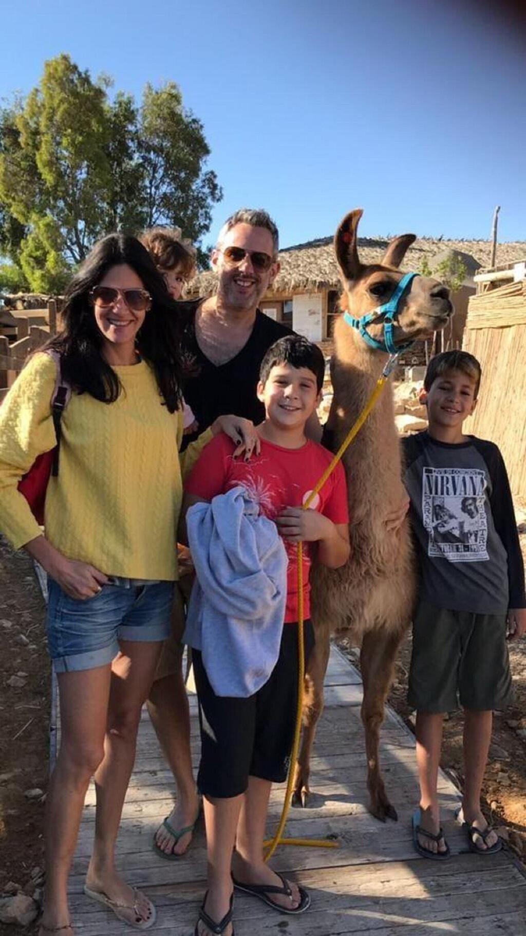 תמונה משפחתית. עם בן הזוג רוב, בנו תומר, בנה לירום ובתם המשותפת ניה