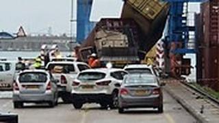 נמל אשדוד מכולה נפלה על משאית ומחצה אותה