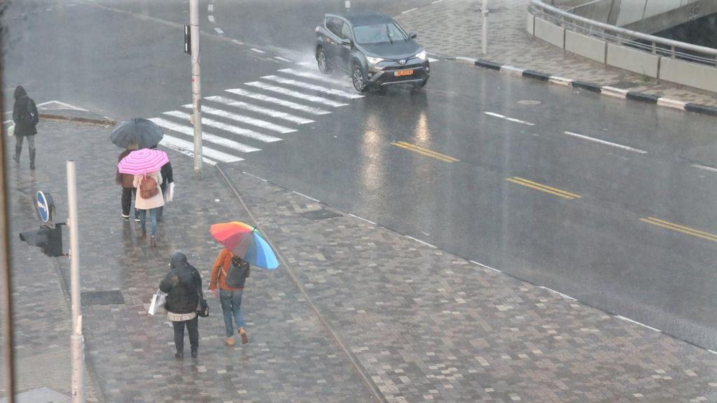 מזג אוויר גשום גשם חורפי חורף ב תל אביב 