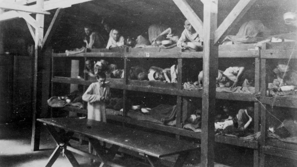 Prisoners in a barracks at the Auschwitz death camp during the Holocaust (Photo:Reuters) אנשים