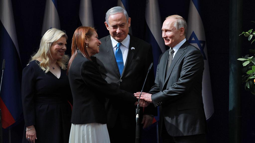 ראש הממשלה בנימין נתניהו ורעייתו שרה עם נשיא רוסיה ולדימיר פוטין ויפה יששכר 