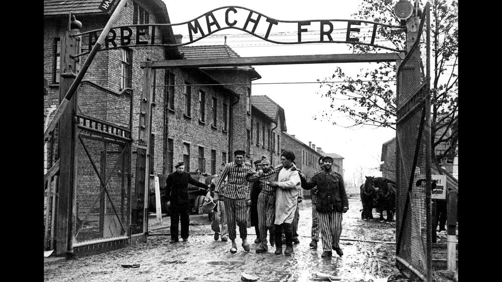 התמונה הפותחת את התערוכה - שחרור אושוויץ