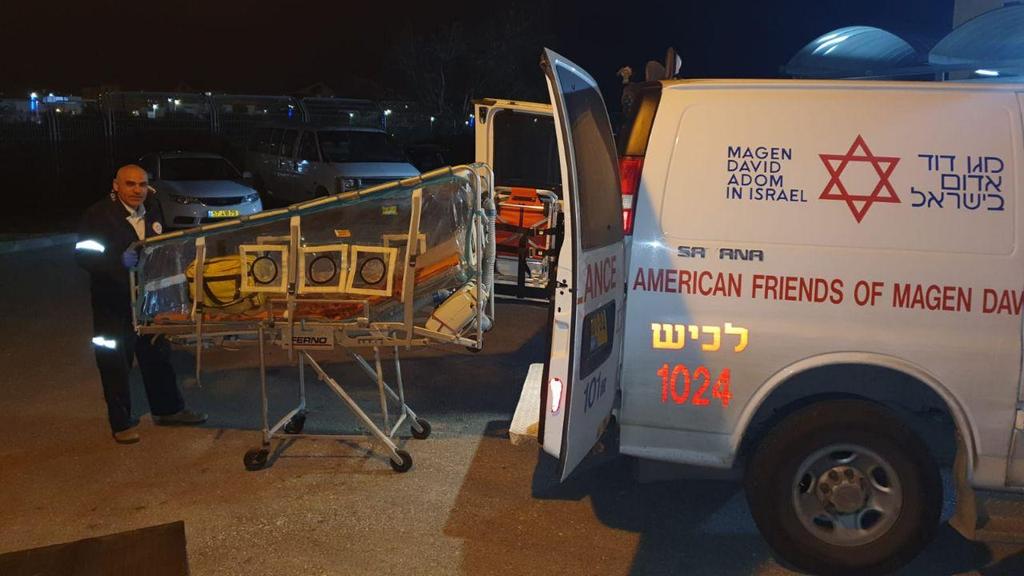צוות מד"א מפנה פועל סיני החשוד שחלה בקורונה בשדרות
