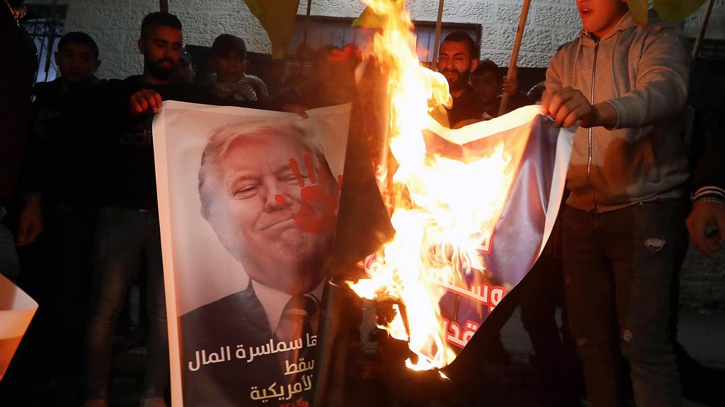 פלסטינים ערבים שריפה הפגנה עסקת המאה דונלד טראמפ בנימין נתניהו ארצות הברית ישראל הרשות הפלסטינית