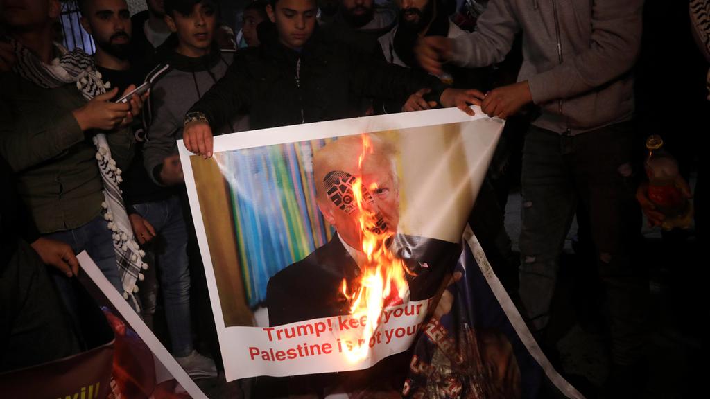 פלסטינים ערבים שריפה הפגנה עסקת המאה דונלד טראמפ בנימין נתניהו ארצות הברית ישראל הרשות הפלסטינית