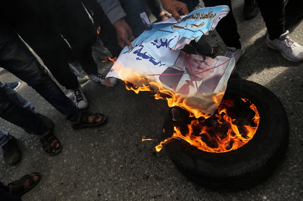 Palestinians burn an image of Donald Trump during a protest in Gaza against the U.S. peace plan (Photo: EPA) הפגנות בעזה